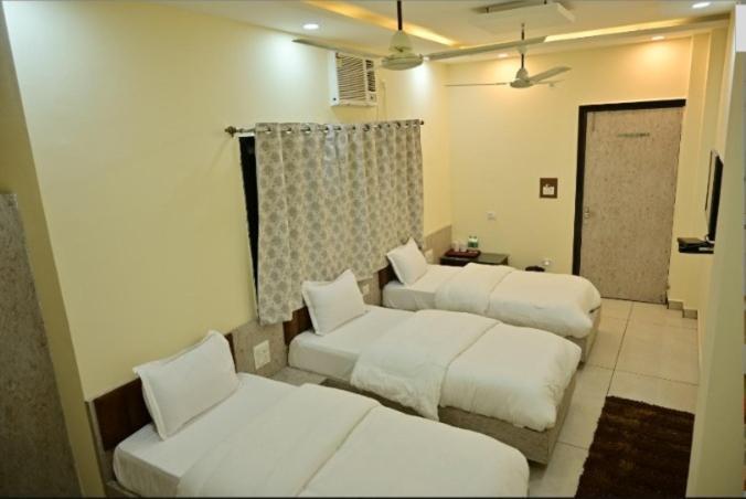 Hotel Raghuveer Inn By Bookingcare Sitapur Muafi Екстериор снимка